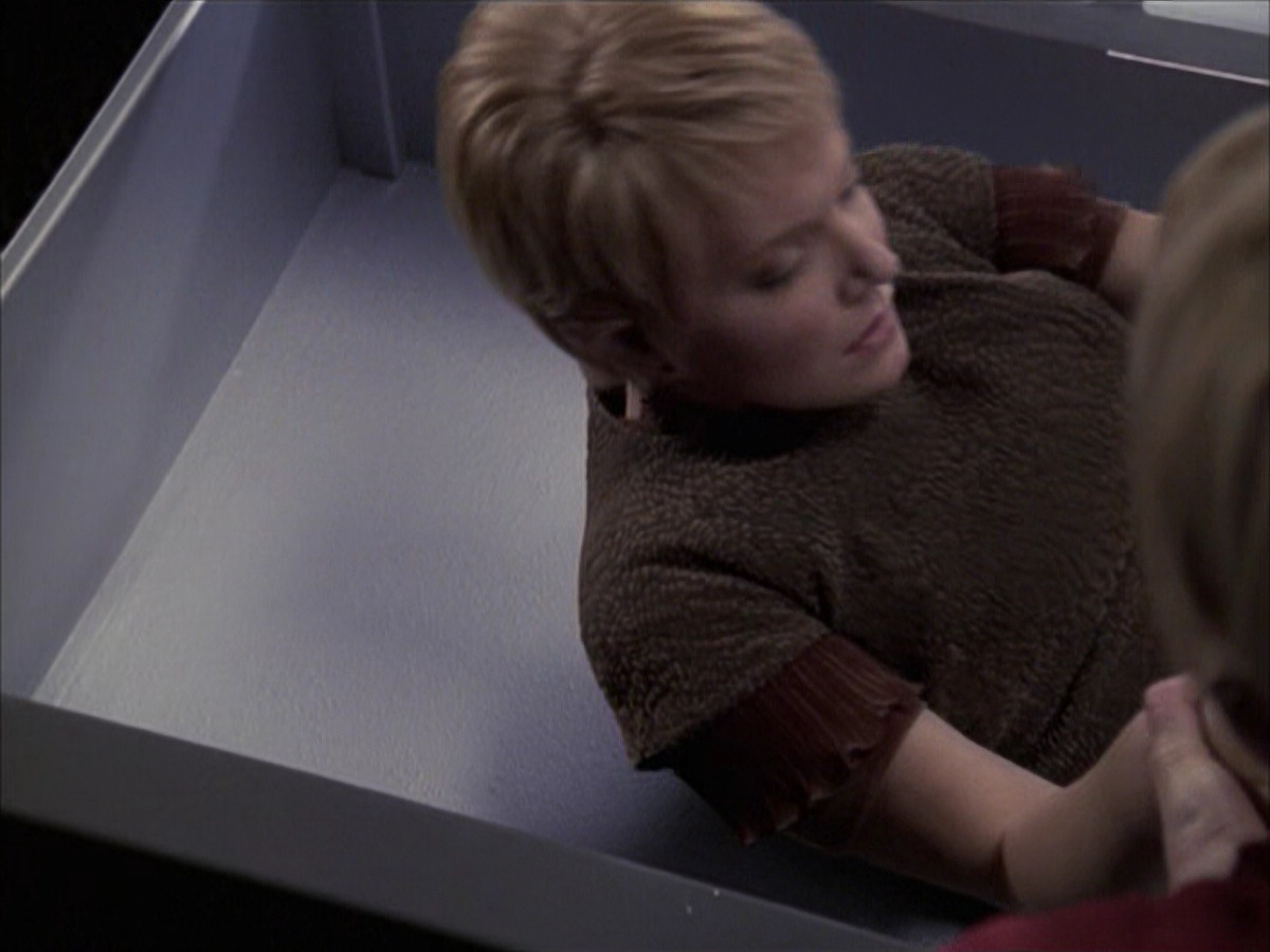 extant_StarTrek_VOY_6x23-Fury_02557.jpg