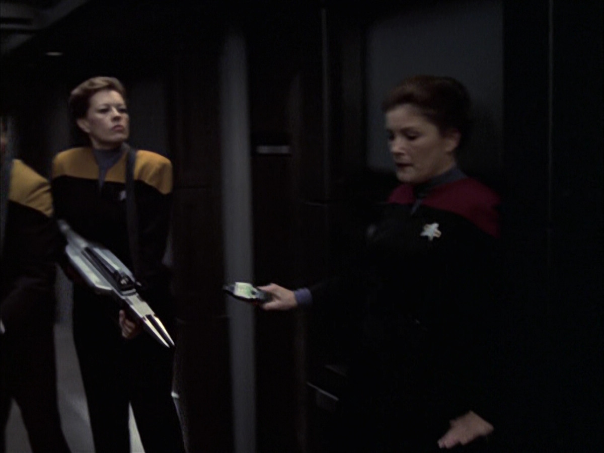 extant_StarTrek_VOY_6x23-Fury_02565.jpg
