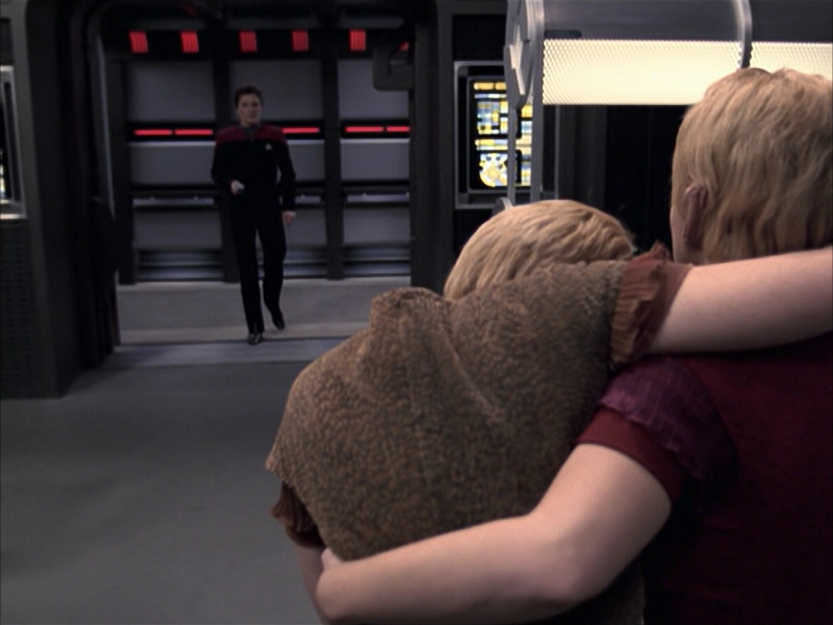 extant_StarTrek_VOY_6x23-Fury_02602.jpg