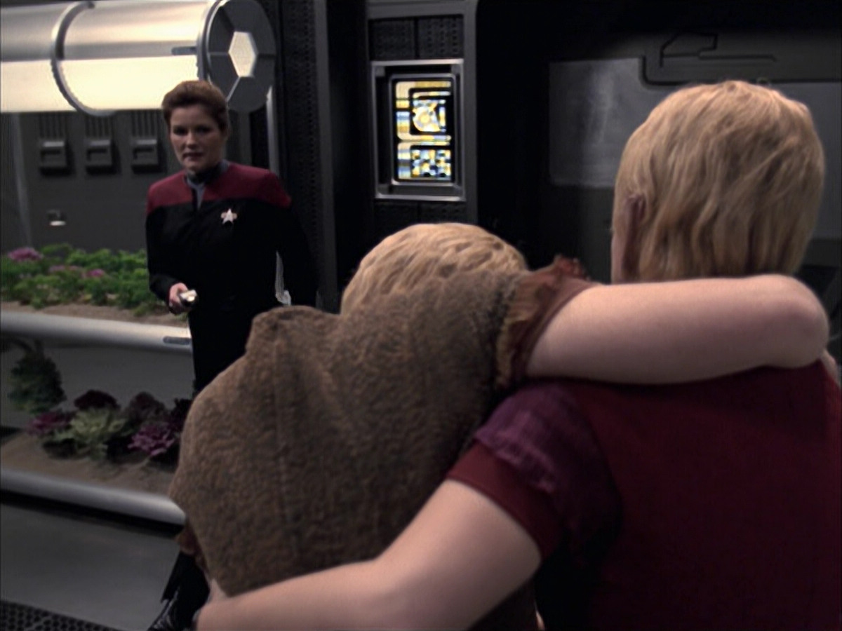extant_StarTrek_VOY_6x23-Fury_02619.jpg
