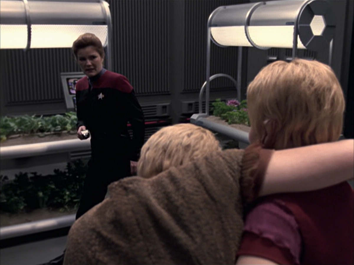 extant_StarTrek_VOY_6x23-Fury_02624.jpg