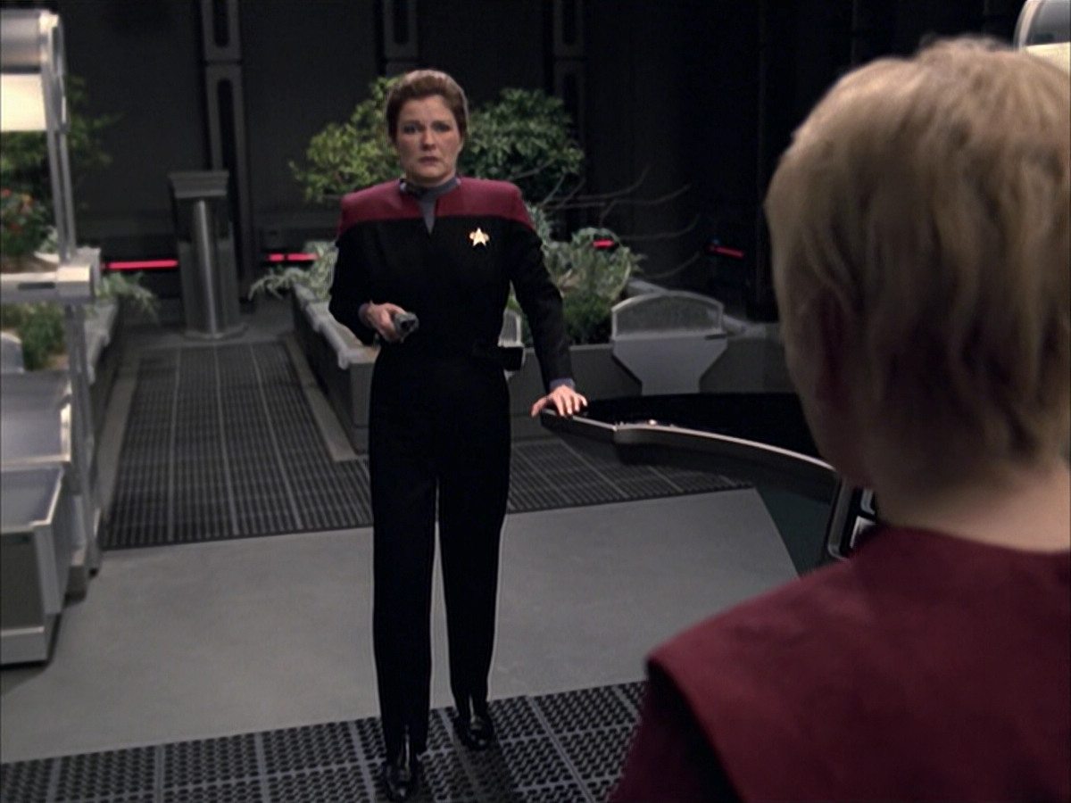 extant_StarTrek_VOY_6x23-Fury_02726.jpg