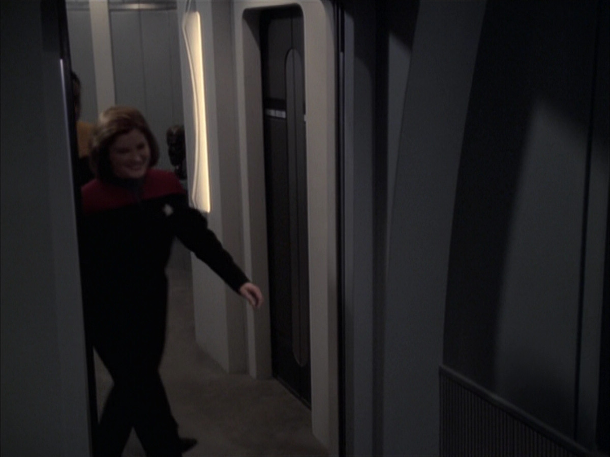 extant_StarTrek_VOY_6x23-Fury_03143.jpg