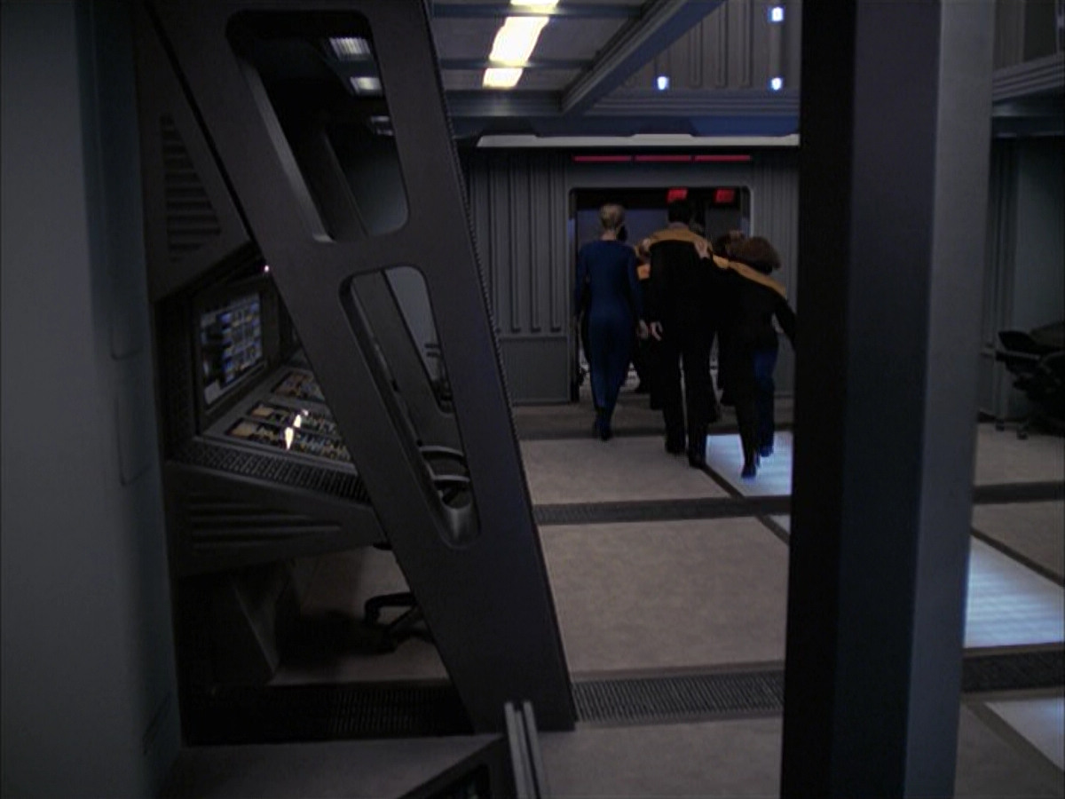 extant_StarTrek_VOY_6x23-Fury_03205.jpg