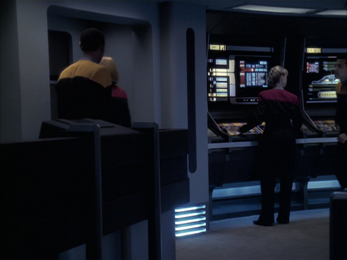 extant_StarTrek_VOY_6x23-Fury_03305.jpg
