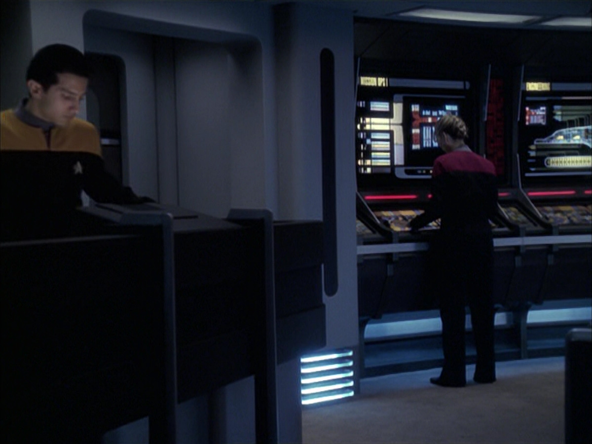 extant_StarTrek_VOY_6x23-Fury_03309.jpg