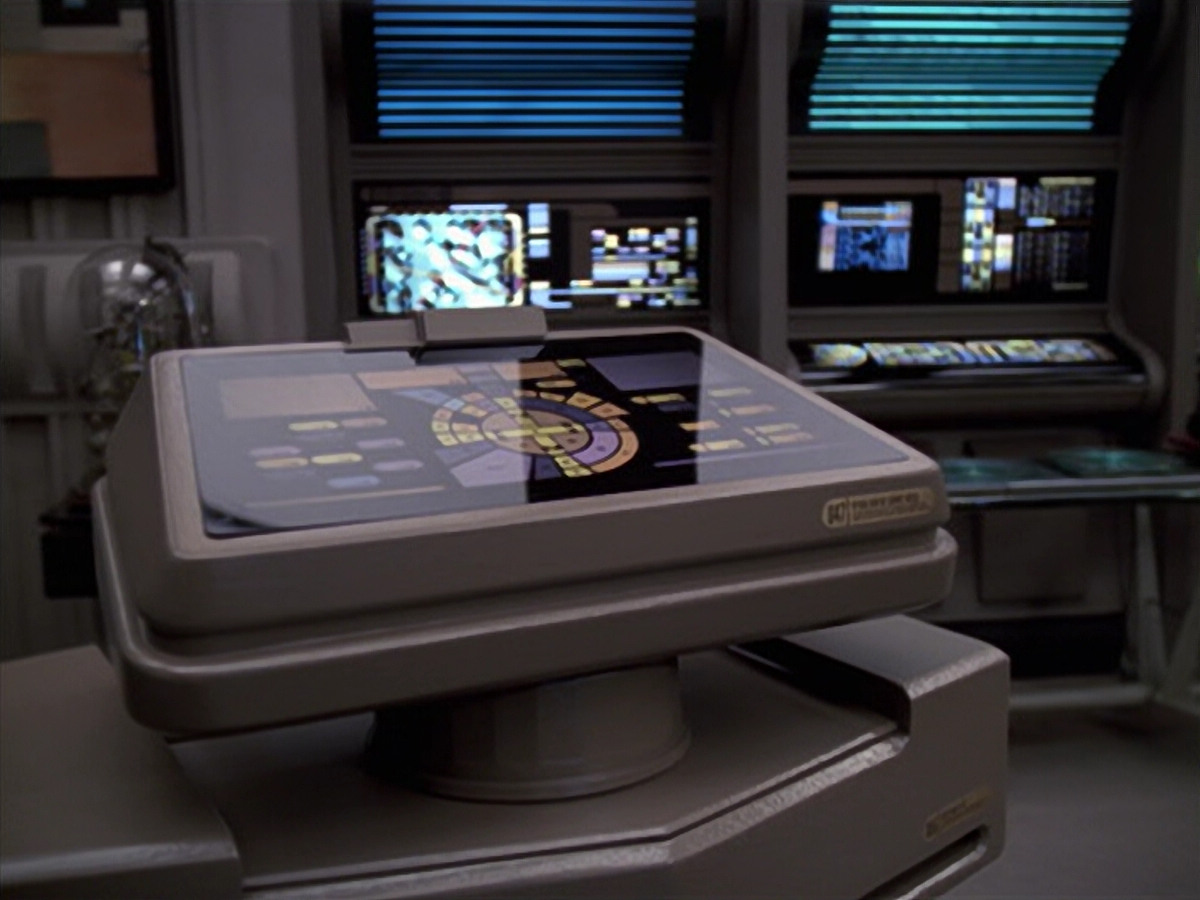 extant_StarTrek_VOY_6x24-LifeLine_00033.jpg