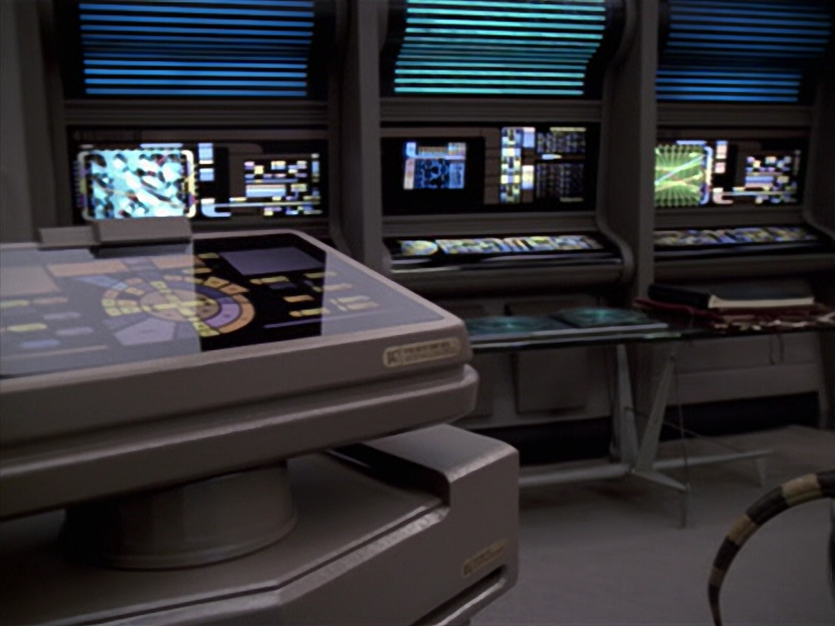 extant_StarTrek_VOY_6x24-LifeLine_00035.jpg