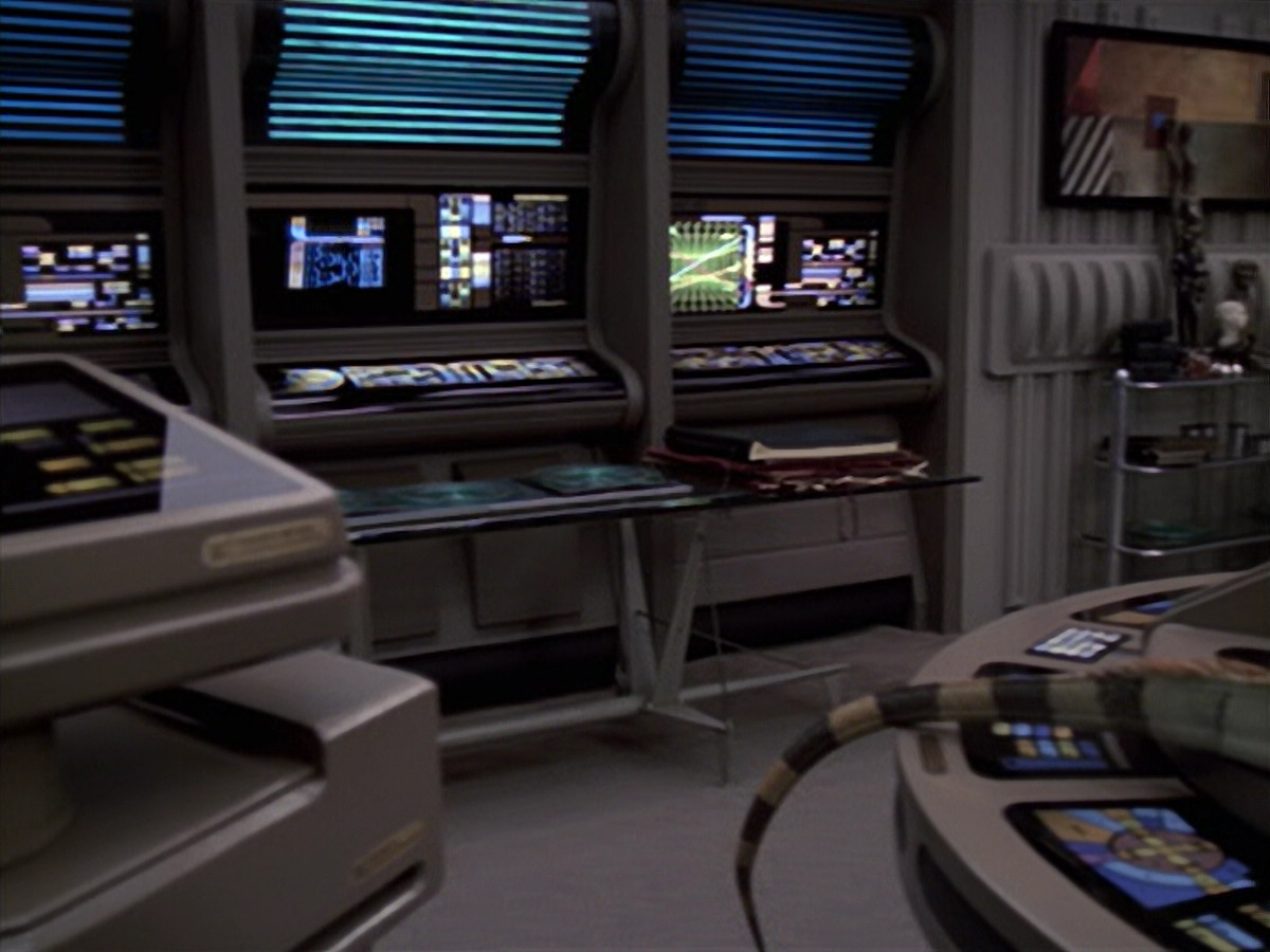 extant_StarTrek_VOY_6x24-LifeLine_00037.jpg