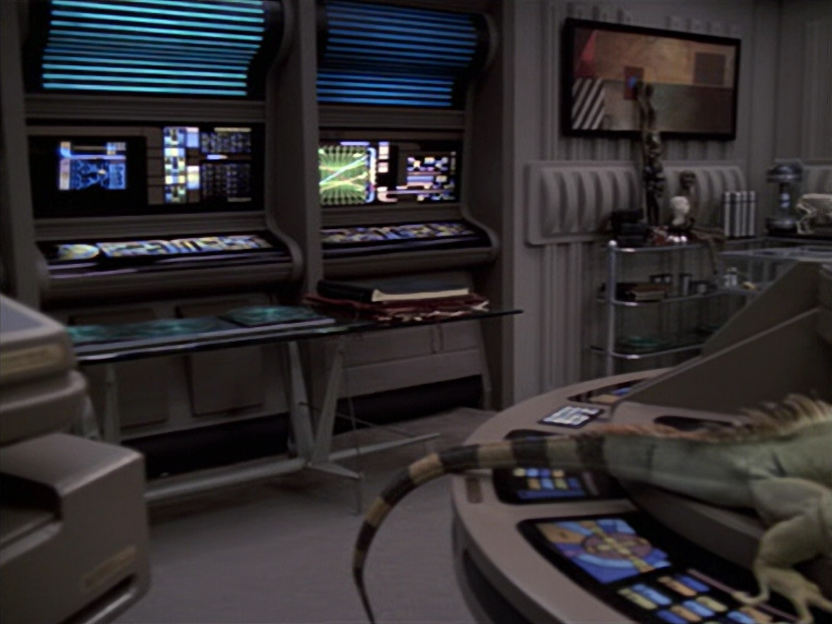 extant_StarTrek_VOY_6x24-LifeLine_00038.jpg