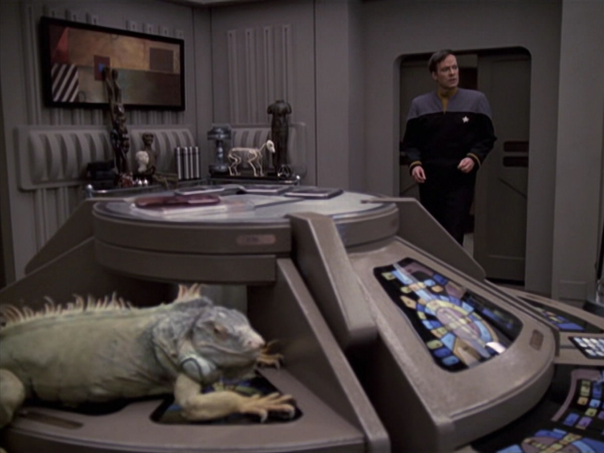 extant_StarTrek_VOY_6x24-LifeLine_00045.jpg