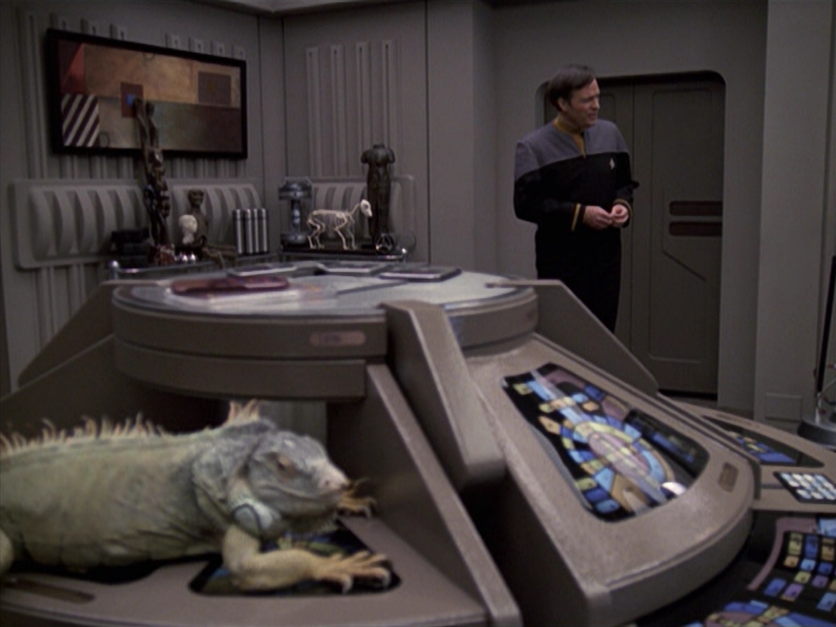 extant_StarTrek_VOY_6x24-LifeLine_00047.jpg