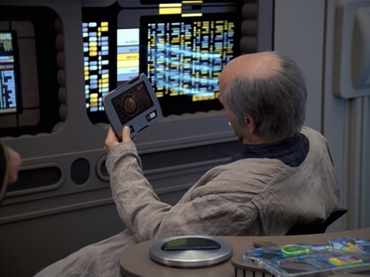 extant_StarTrek_VOY_6x24-LifeLine_00048.jpg
