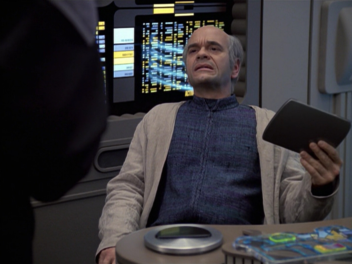 extant_StarTrek_VOY_6x24-LifeLine_00052.jpg