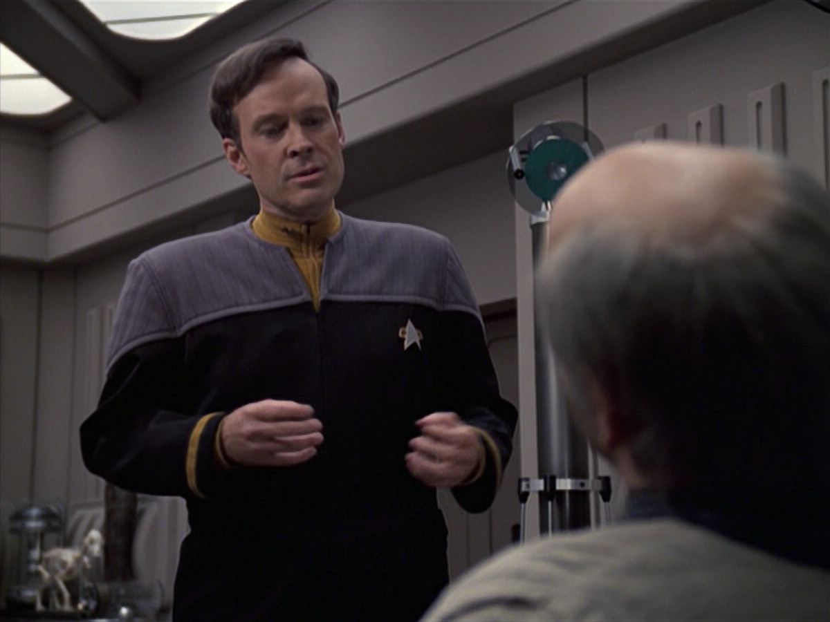 extant_StarTrek_VOY_6x24-LifeLine_00056.jpg