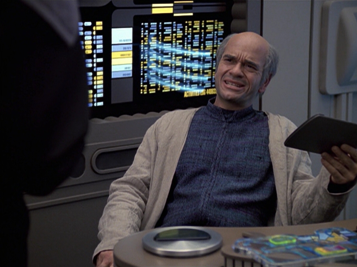 extant_StarTrek_VOY_6x24-LifeLine_00063.jpg