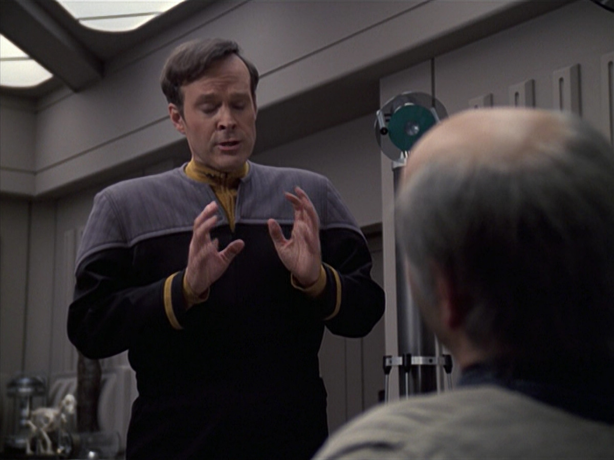 extant_StarTrek_VOY_6x24-LifeLine_00073.jpg