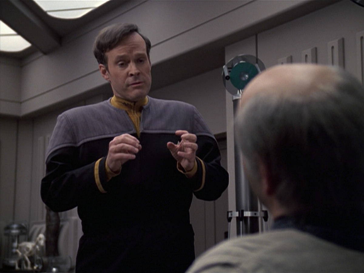 extant_StarTrek_VOY_6x24-LifeLine_00075.jpg