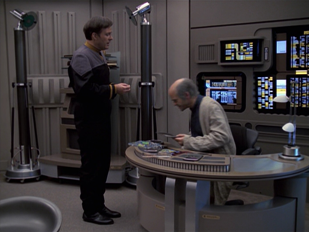 extant_StarTrek_VOY_6x24-LifeLine_00080.jpg