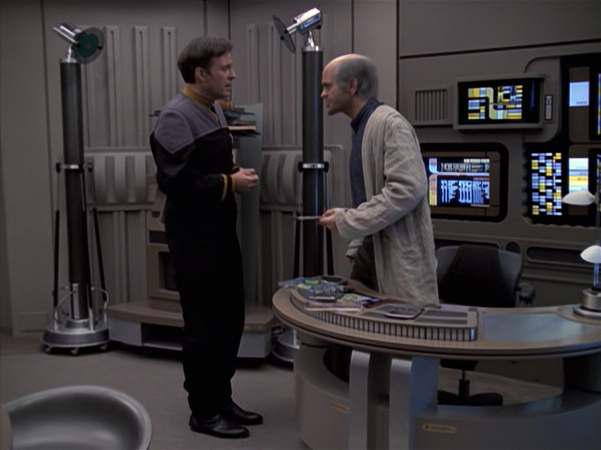 extant_StarTrek_VOY_6x24-LifeLine_00081.jpg