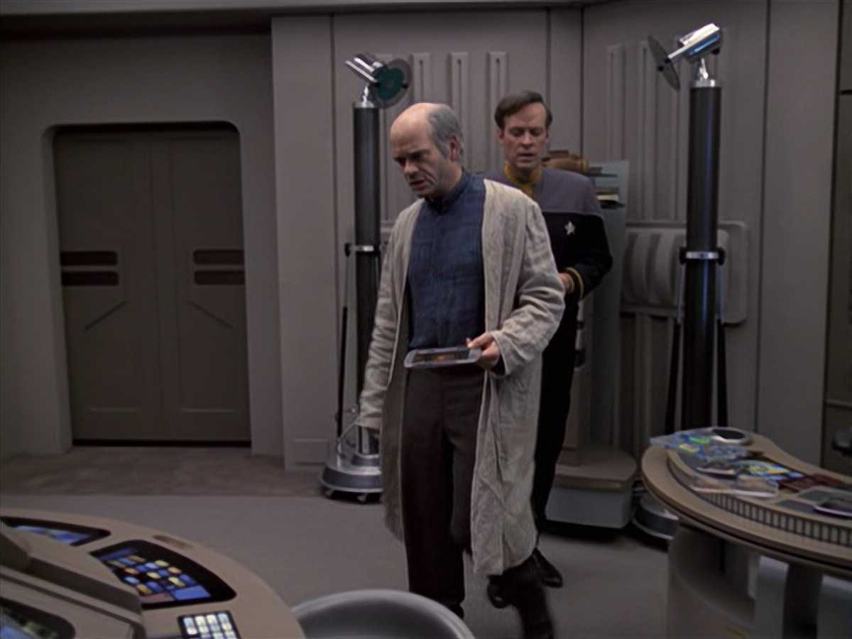 extant_StarTrek_VOY_6x24-LifeLine_00084.jpg