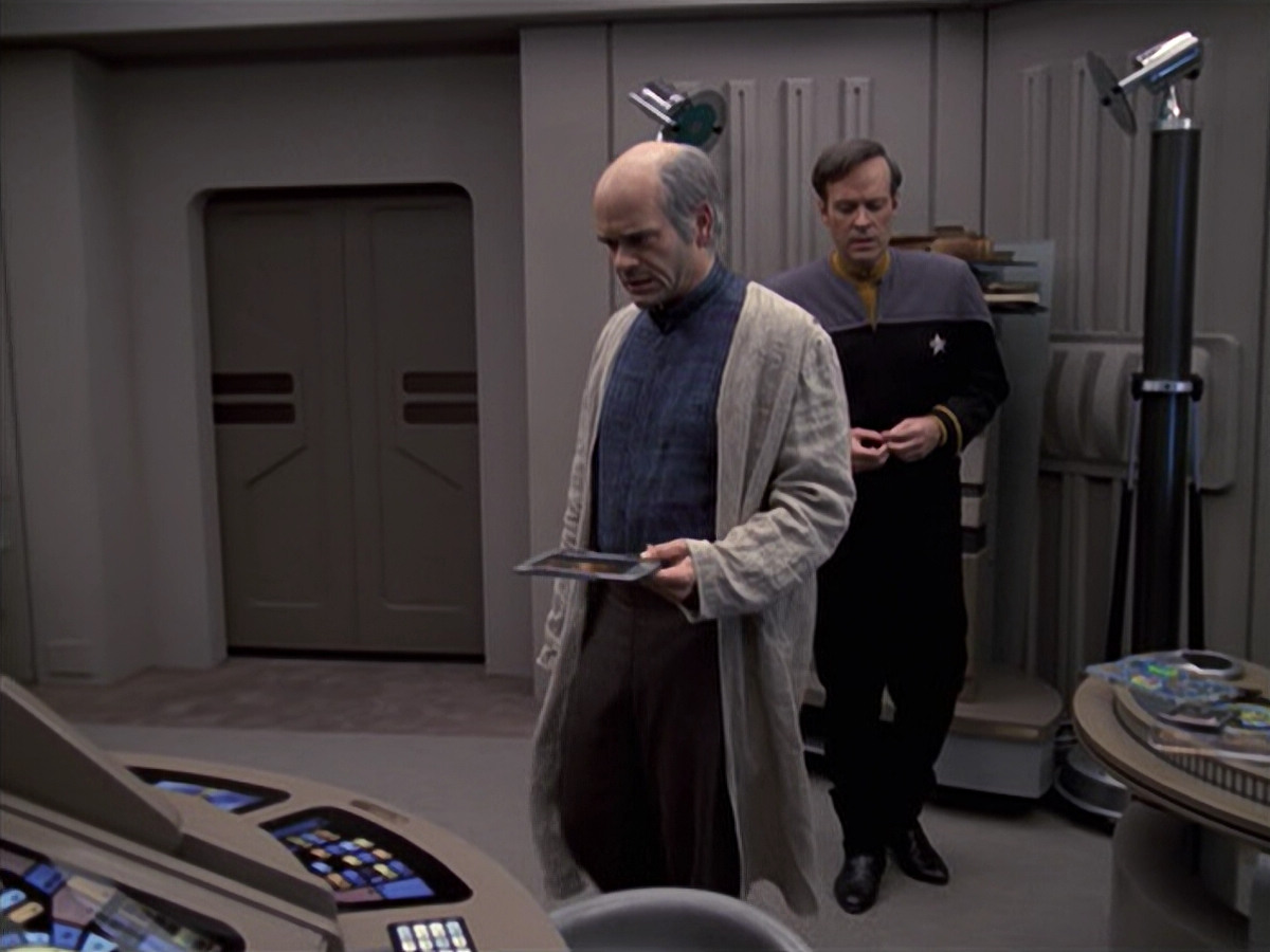 extant_StarTrek_VOY_6x24-LifeLine_00085.jpg