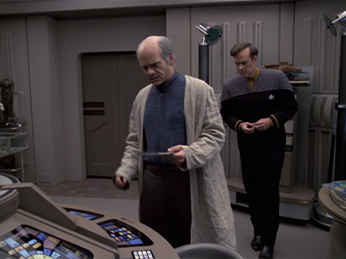 extant_StarTrek_VOY_6x24-LifeLine_00086.jpg