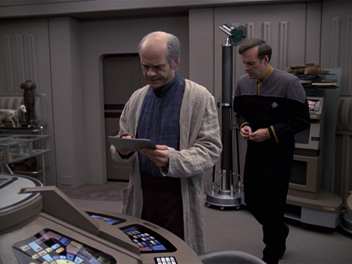 extant_StarTrek_VOY_6x24-LifeLine_00087.jpg
