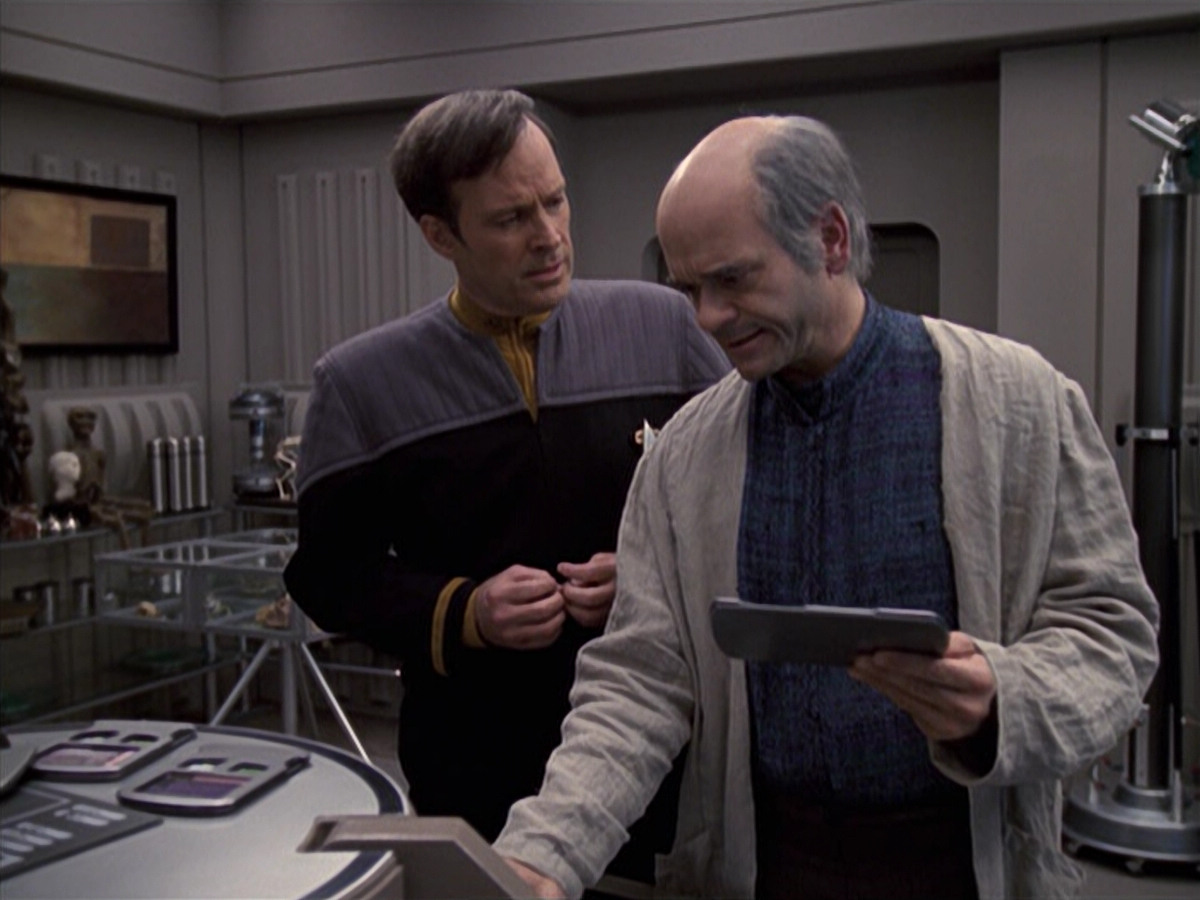 extant_StarTrek_VOY_6x24-LifeLine_00097.jpg