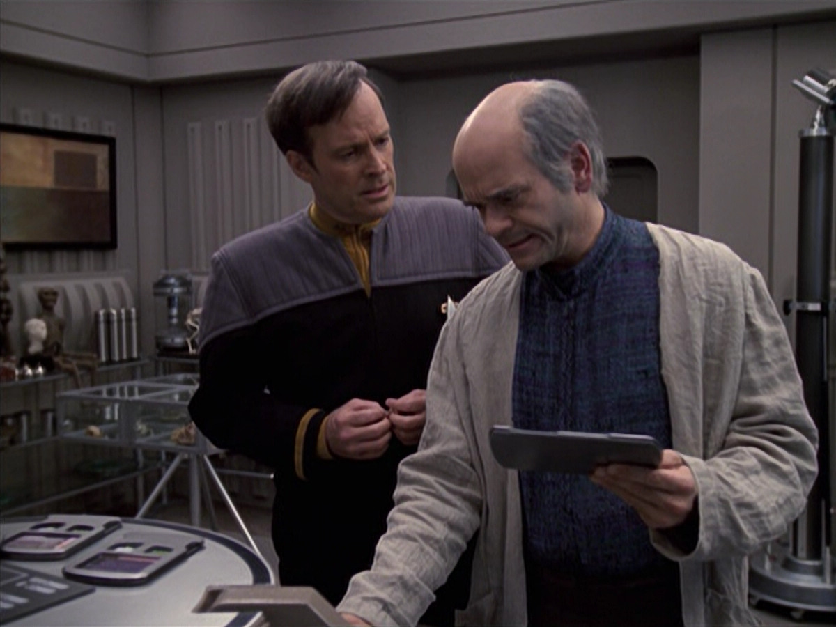 extant_StarTrek_VOY_6x24-LifeLine_00098.jpg