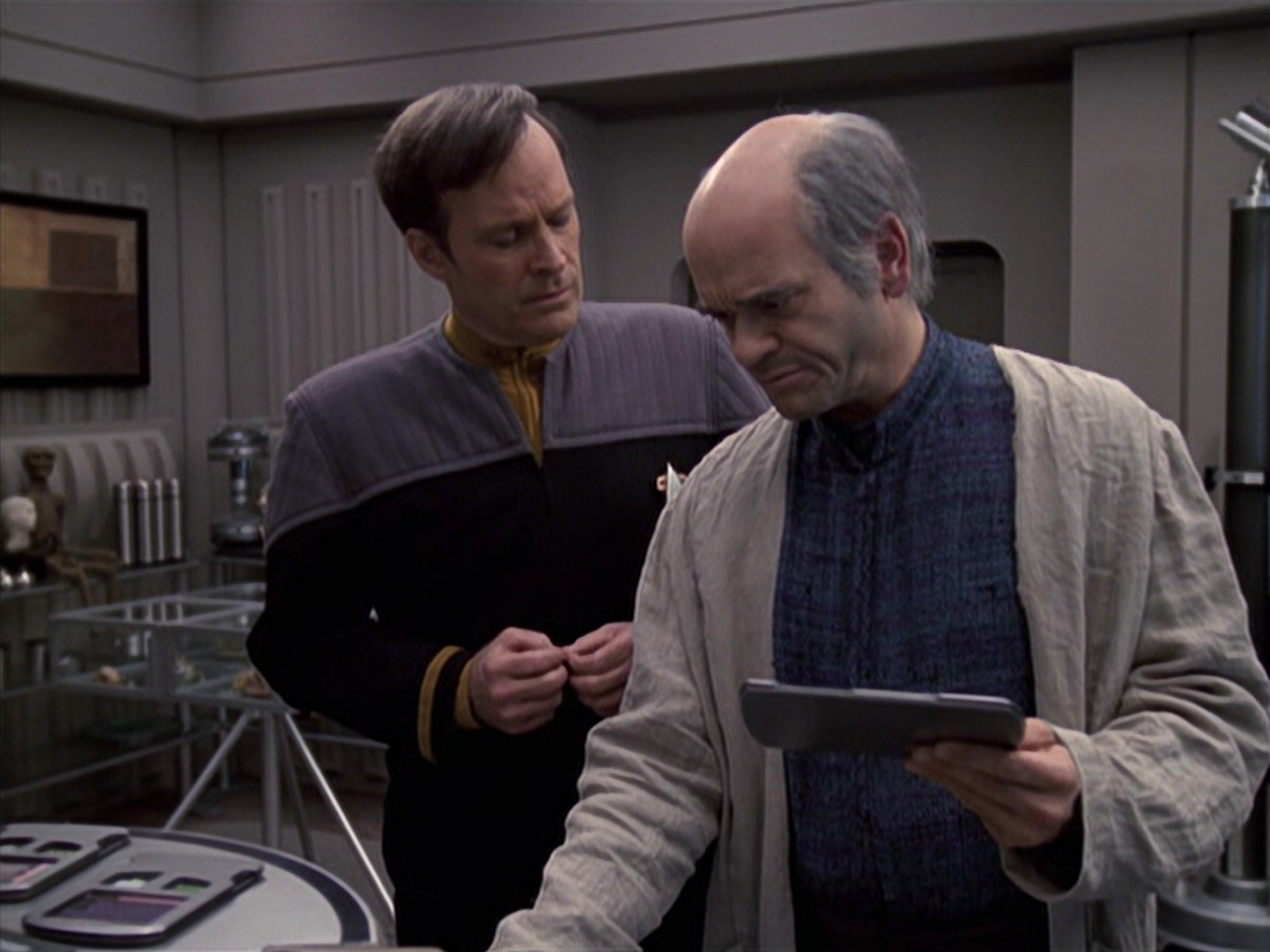 extant_StarTrek_VOY_6x24-LifeLine_00100.jpg