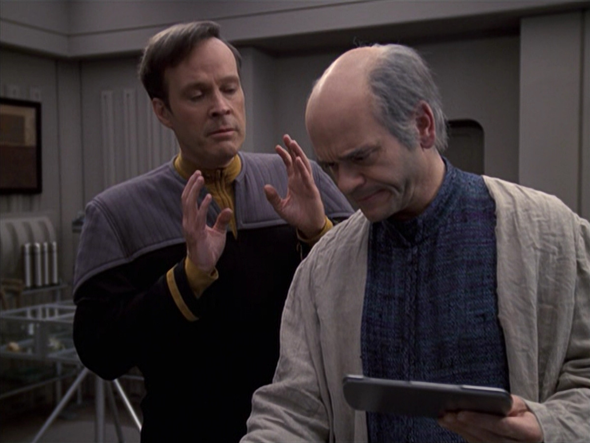 extant_StarTrek_VOY_6x24-LifeLine_00105.jpg