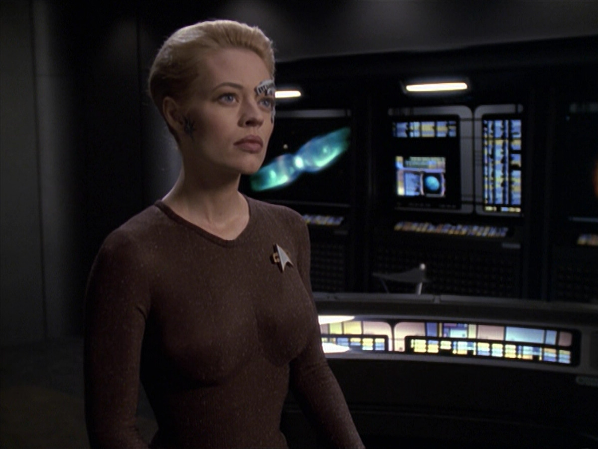 extant_StarTrek_VOY_6x24-LifeLine_00323.jpg