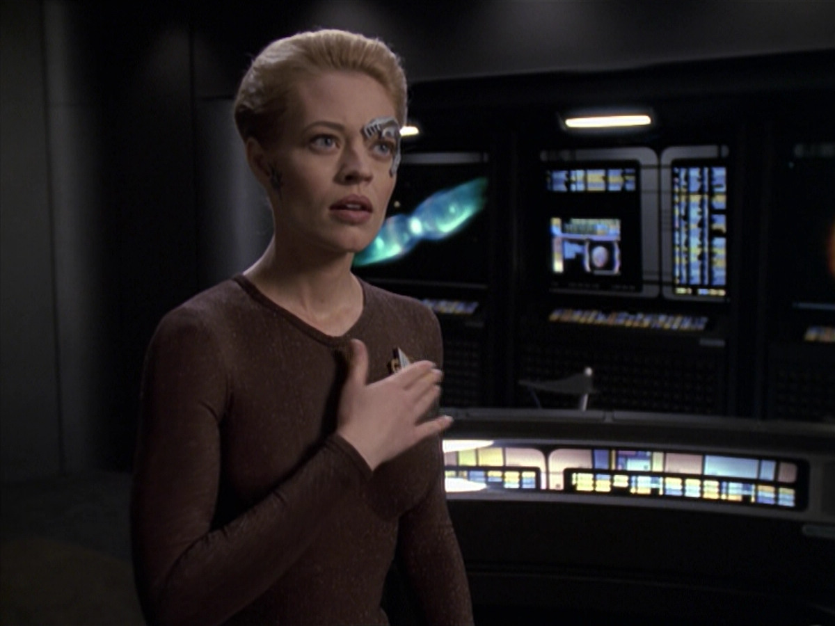 extant_StarTrek_VOY_6x24-LifeLine_00329.jpg