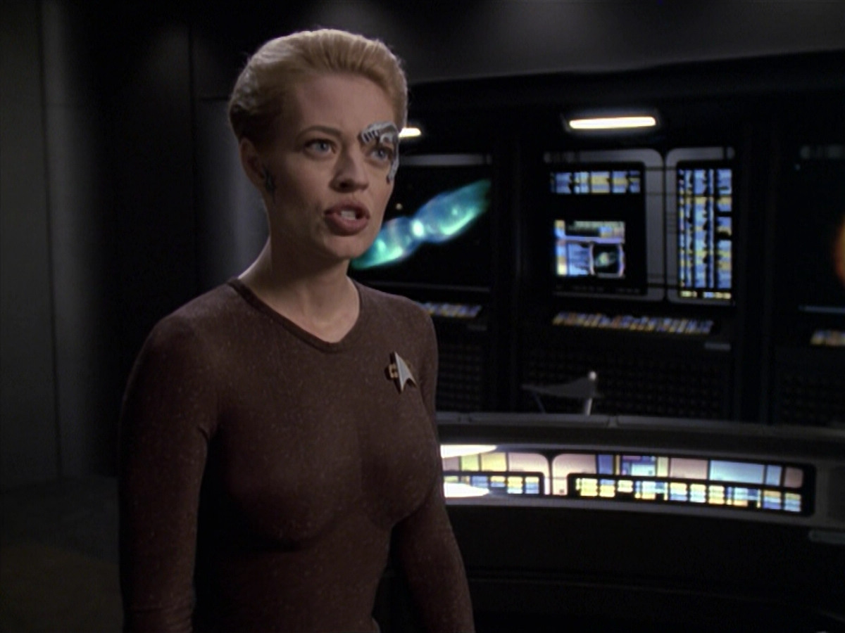 extant_StarTrek_VOY_6x24-LifeLine_00335.jpg
