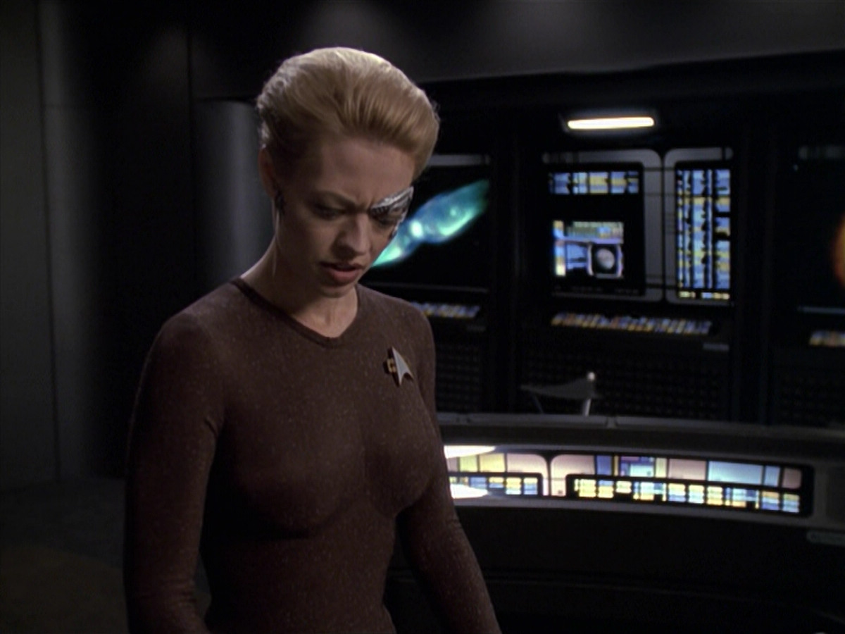 extant_StarTrek_VOY_6x24-LifeLine_00347.jpg