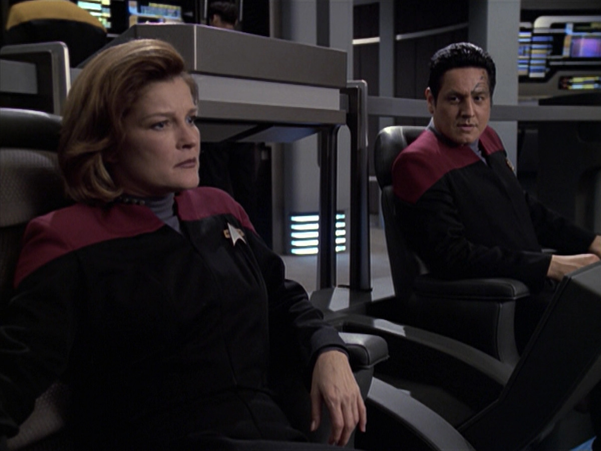extant_StarTrek_VOY_6x24-LifeLine_00348.jpg