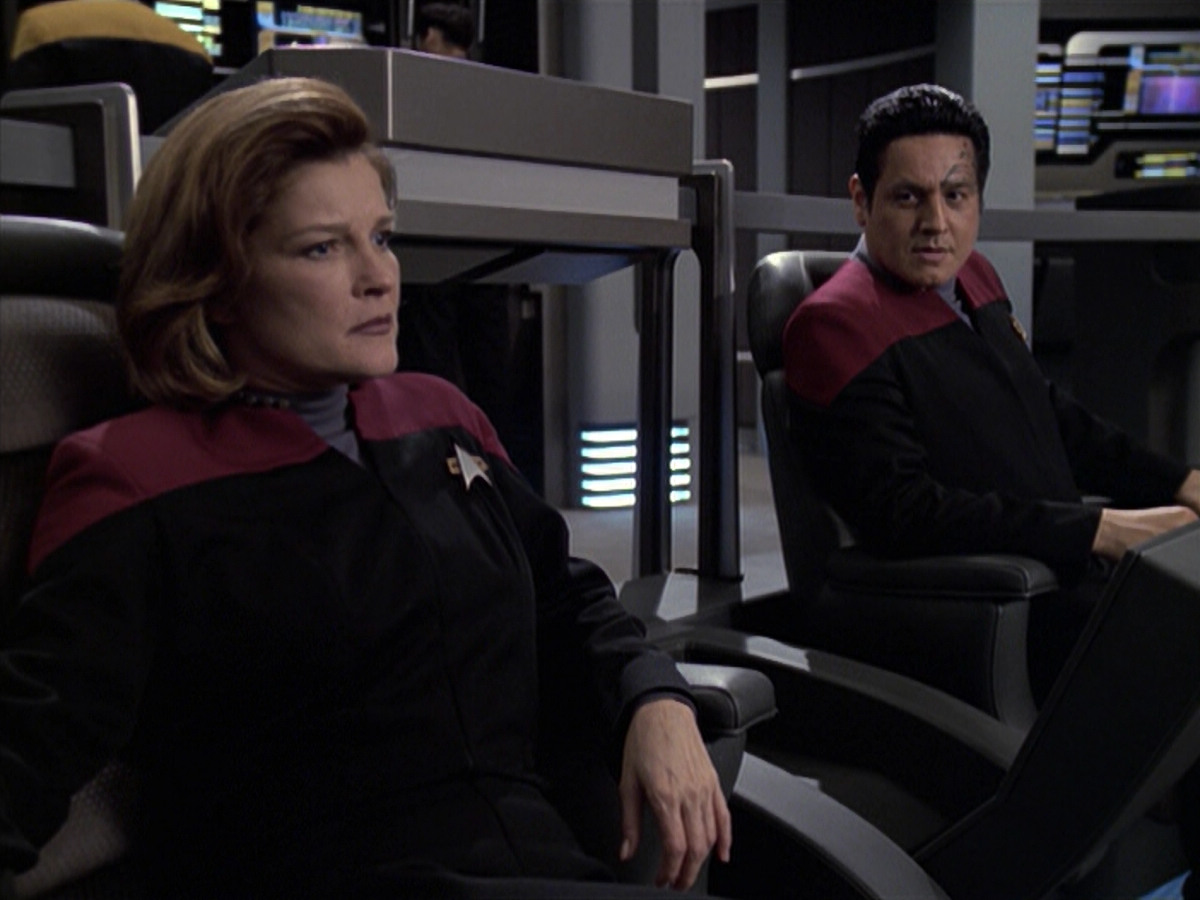 extant_StarTrek_VOY_6x24-LifeLine_00349.jpg