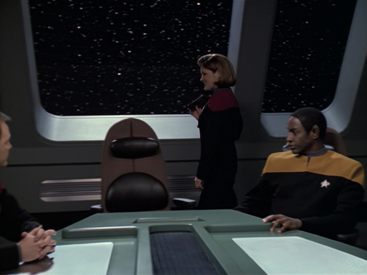 extant_StarTrek_VOY_6x24-LifeLine_00375.jpg