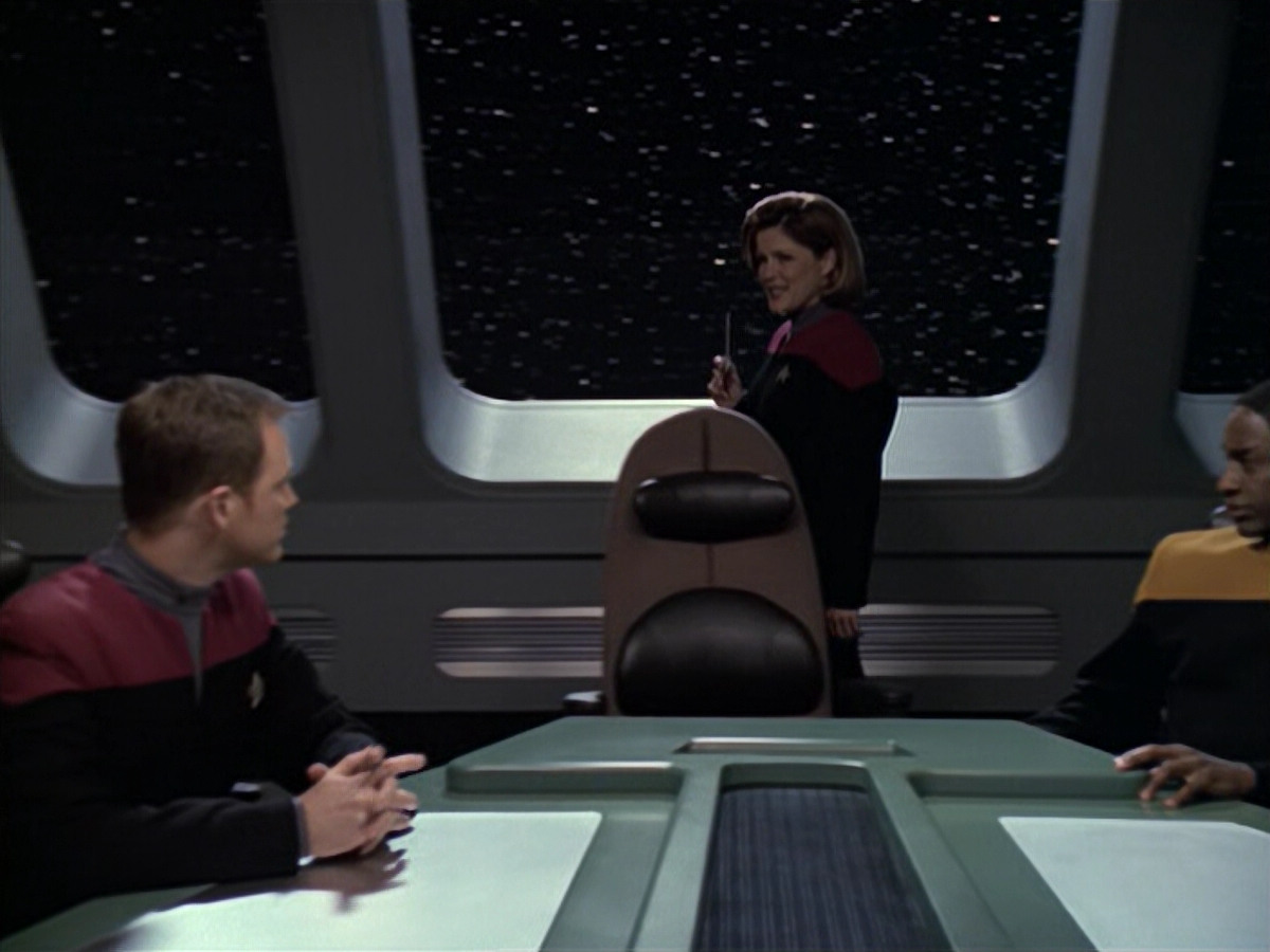 extant_StarTrek_VOY_6x24-LifeLine_00376.jpg