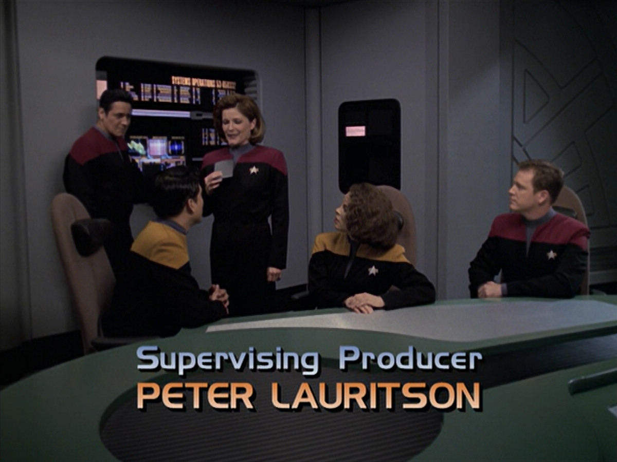 extant_StarTrek_VOY_6x24-LifeLine_00387.jpg
