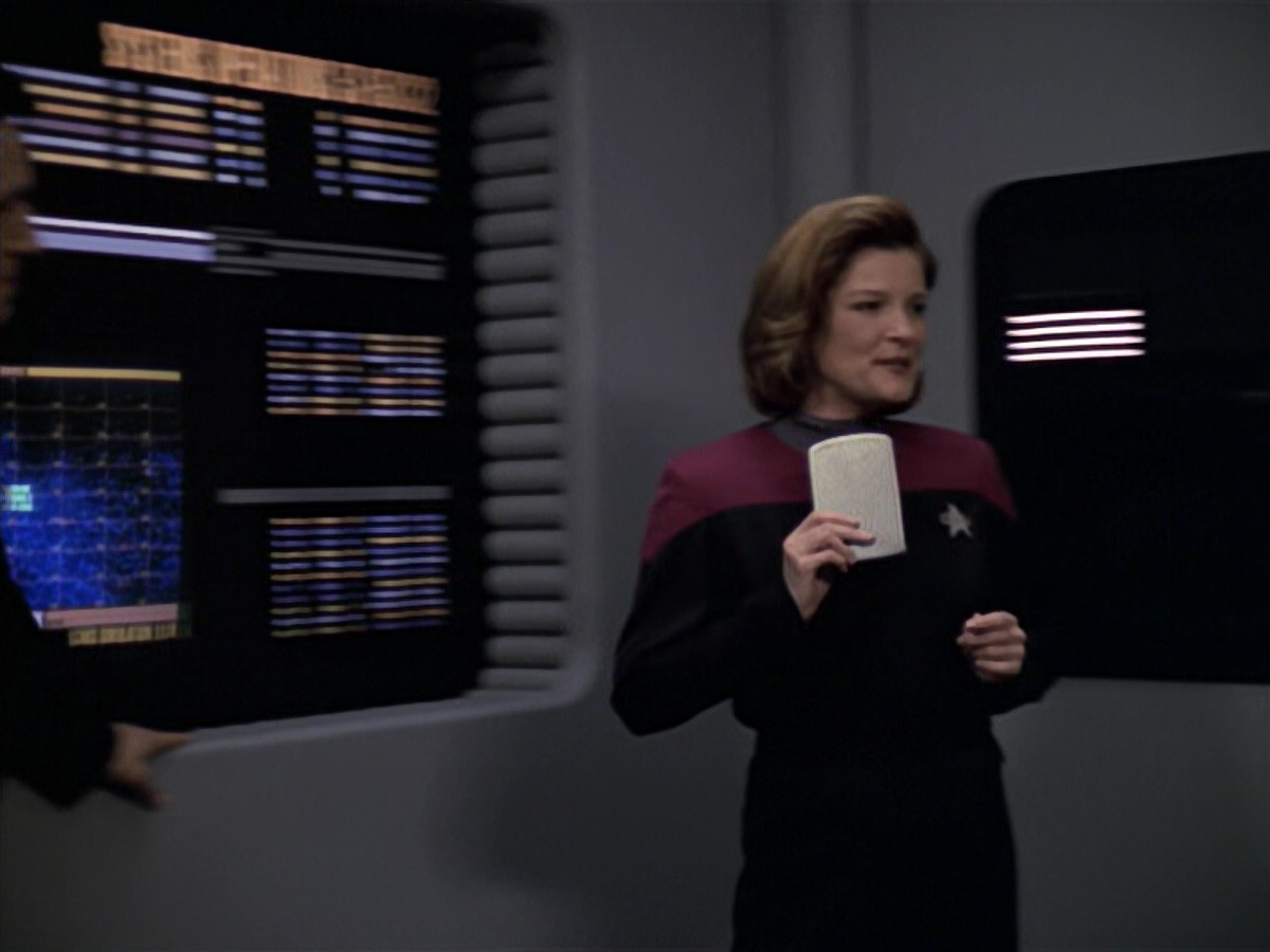 extant_StarTrek_VOY_6x24-LifeLine_00405.jpg