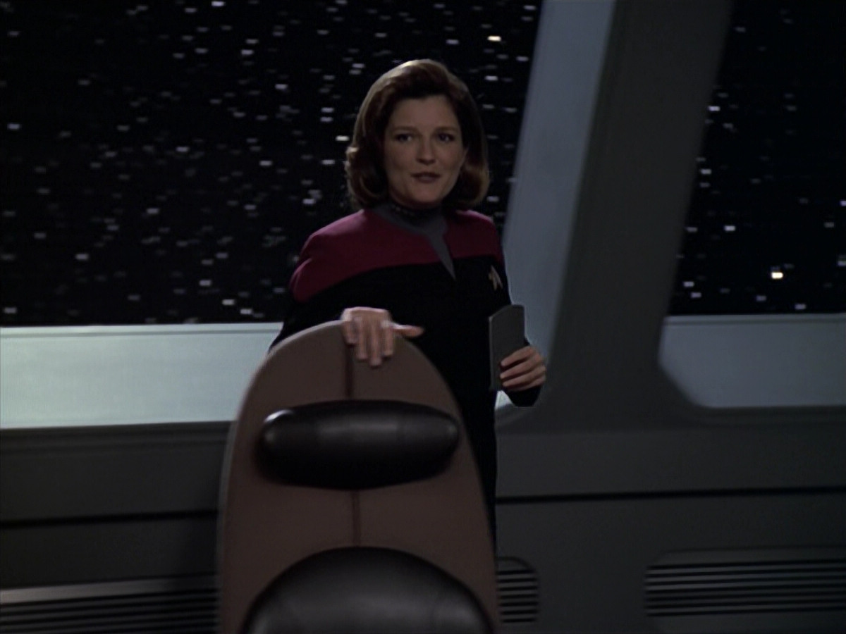 extant_StarTrek_VOY_6x24-LifeLine_00412.jpg