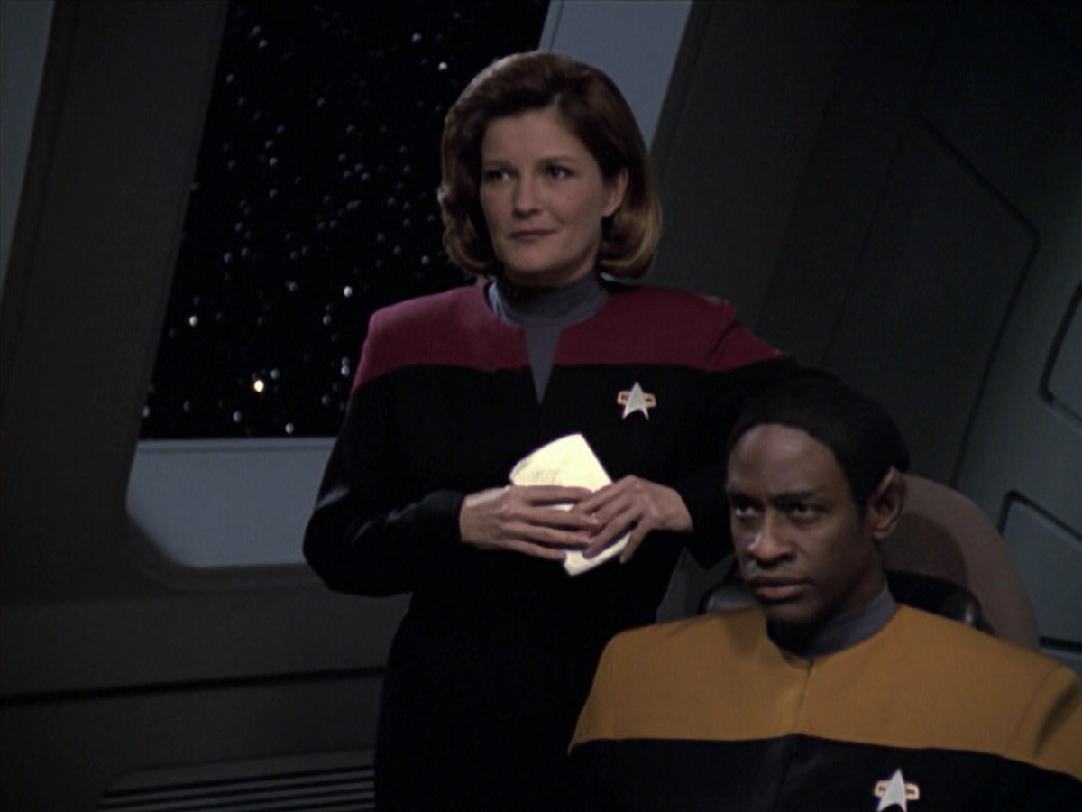 extant_StarTrek_VOY_6x24-LifeLine_00417.jpg