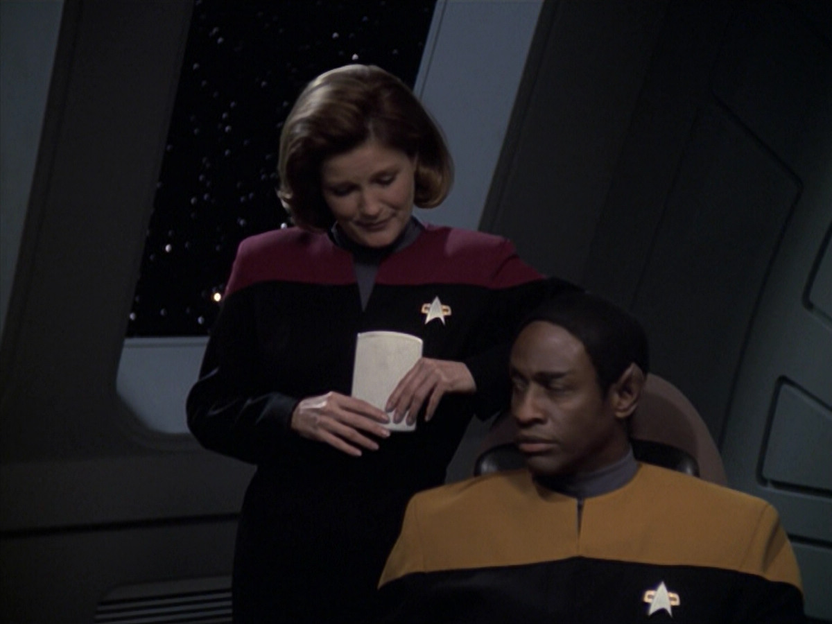 extant_StarTrek_VOY_6x24-LifeLine_00438.jpg