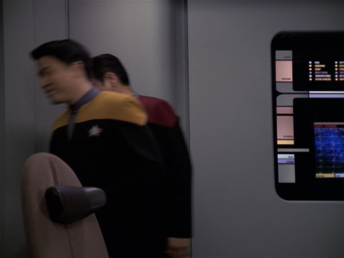 extant_StarTrek_VOY_6x24-LifeLine_00461.jpg