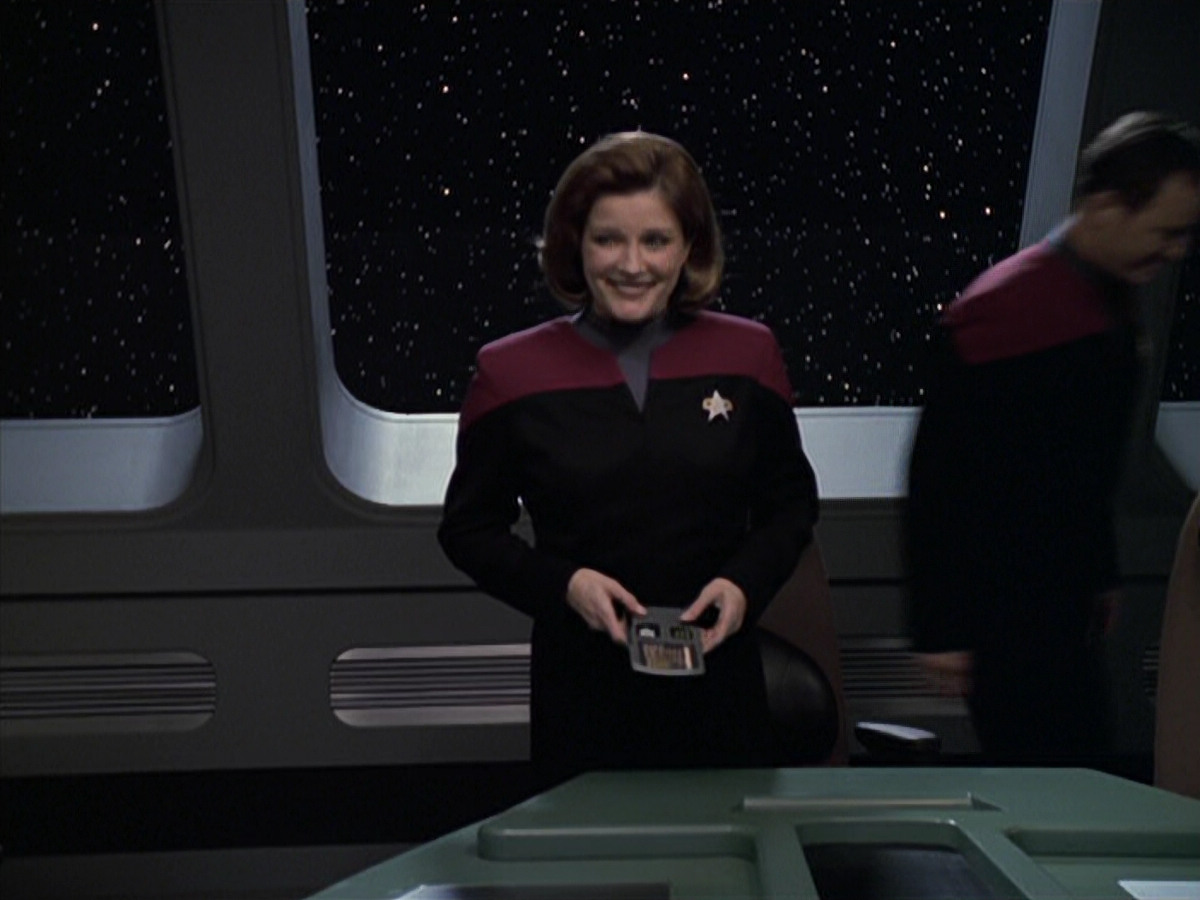 extant_StarTrek_VOY_6x24-LifeLine_00462.jpg
