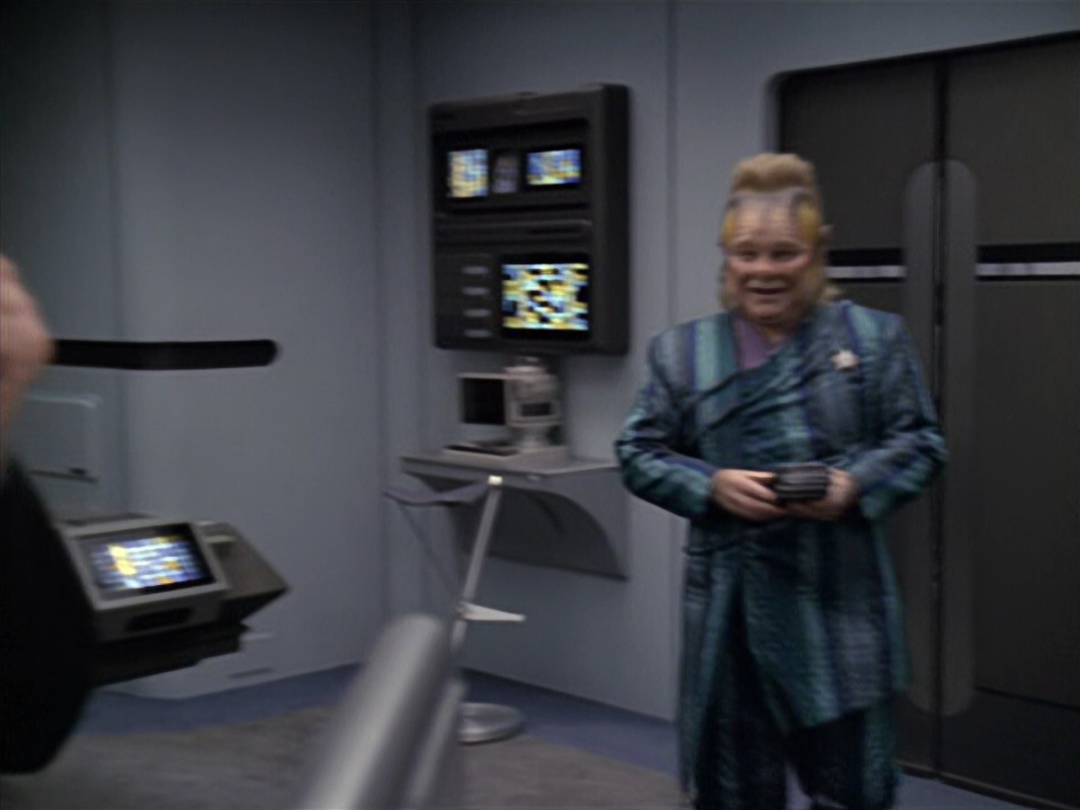 extant_StarTrek_VOY_6x24-LifeLine_00467.jpg