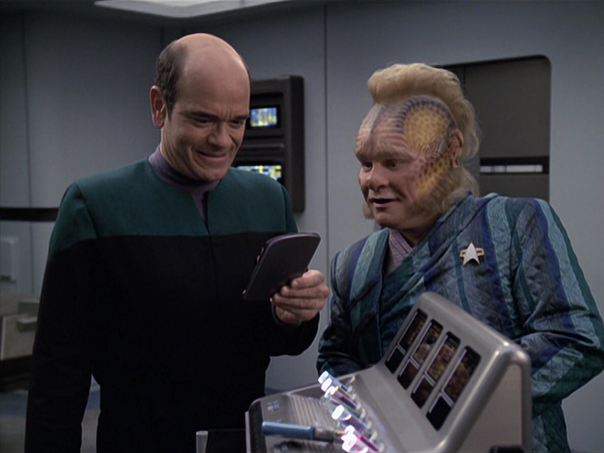 extant_StarTrek_VOY_6x24-LifeLine_00477.jpg