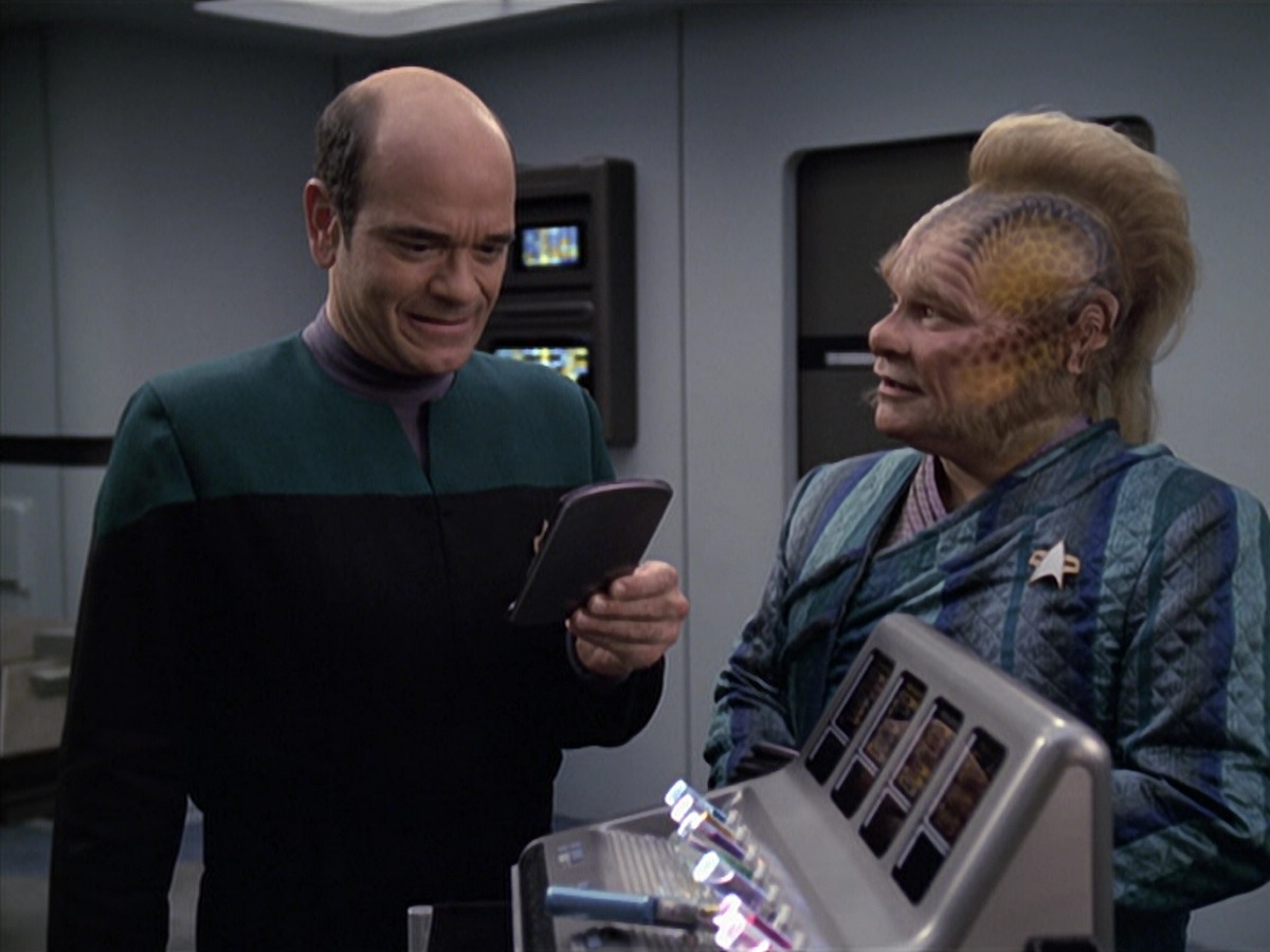 extant_StarTrek_VOY_6x24-LifeLine_00478.jpg